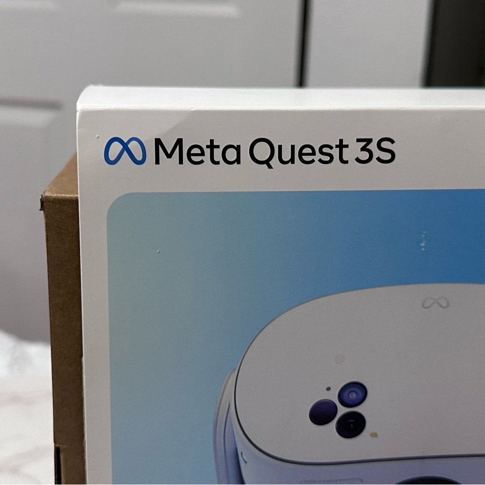 Meta Quest 3S VR Headset with Controllers *includes Batman Arkham Shadow game - Picture 3 of 10